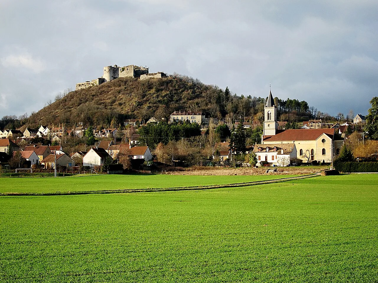 Le château et l'église de Mâlain (Côte-d'Or).